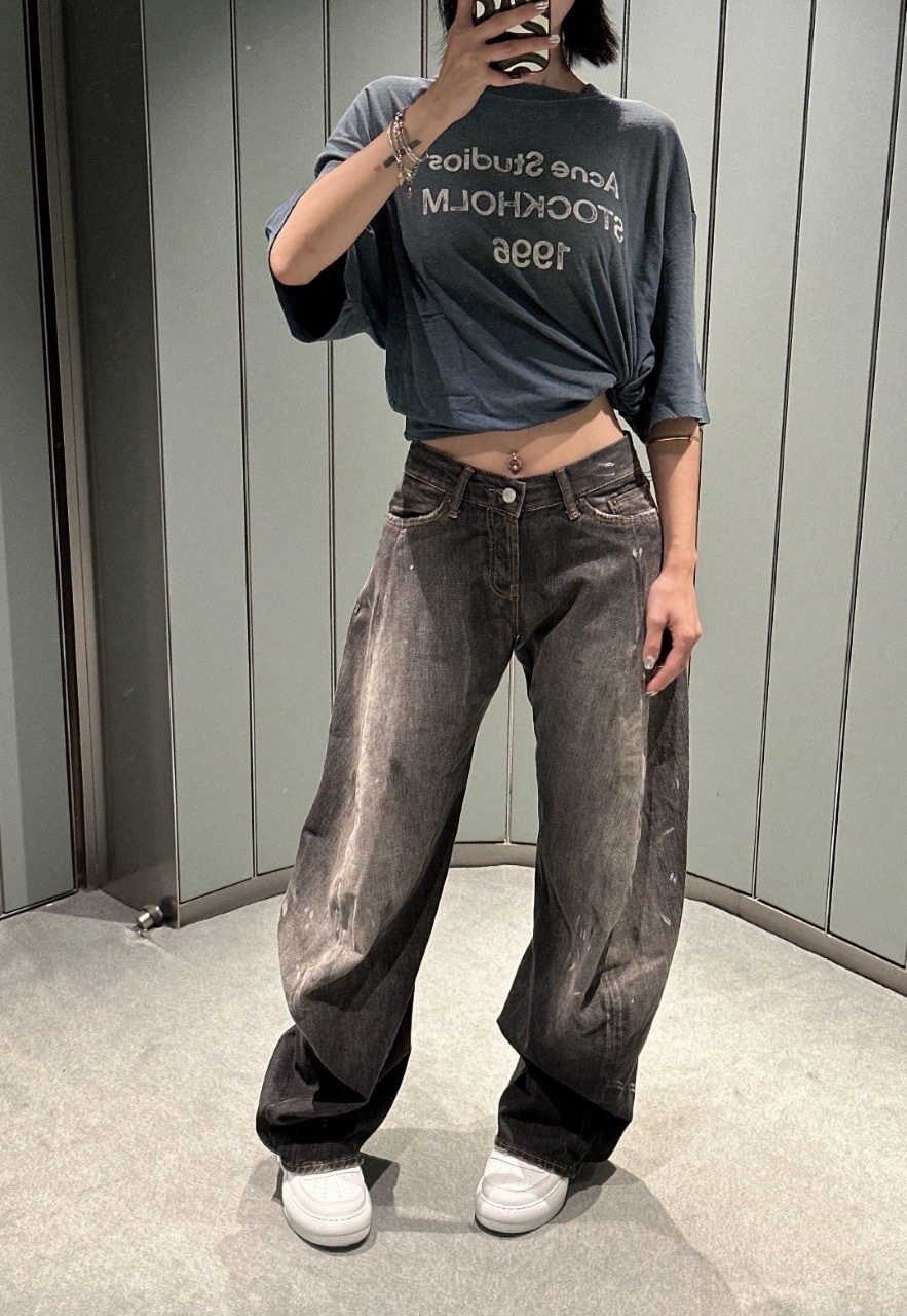 🔝Acne Studios 26SS 1996字母印花短袖T恤
面料是定制定染的32支220g原版雙紗棉，胚布經過高盂環保染色，裁大貨前還要進行高溫環縮水，降低縮水率的同時使得手感更柔軟舒適，印花方面必須五層膠漿，第一遍必須為進口打底漿，填平布料上極為細小的線洞，再由高溫床烤乾再劇頗色，採用油墨因熱平網印花，一共刷五層，每一層間隔為時間為30分鐘，才能保證出來的成品保持原版的質感，全套開發輔料
尺碼：S-XL