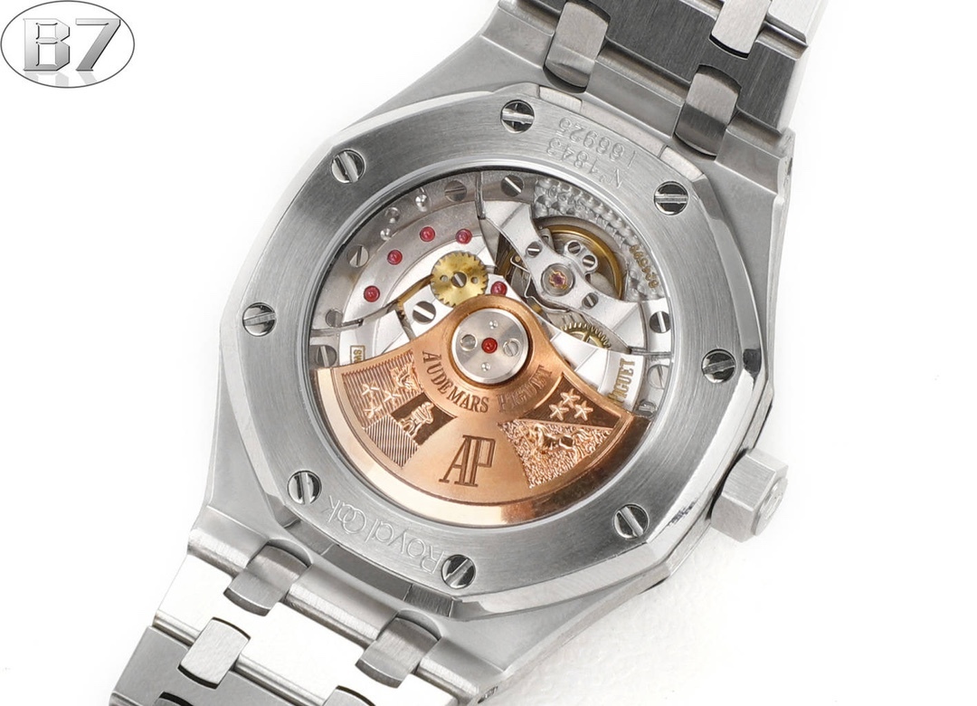 B7  Factory
AP愛彼 女款愛彼皇家橡樹 剔除機芯甲板多餘部分，使之變得更加鏤空——成就鋼表巔峰—— 實力演繹 衛冕“鋼”王！【6大精妙之處】1.正品拆解開模，尺寸為37毫米與正品一致！2.完美還原正品表殼的每一處細節，盡顯正品“稜角分明 堅毅果敢”的陽剛氣質。3.鋼帶的做工無可挑剔，比市面上任何鋼帶表做工均要更上一層樓，鋼帶頭粒和表頭銜接的“緩衝帶”的鬆緊程度與正品一模一樣。4.自動陀的與原裝致敬，是市面唯一做到顏色於原裝一致的版本（市面一般版本均偏紅）其上的ap族徽雕刻獨一無二。