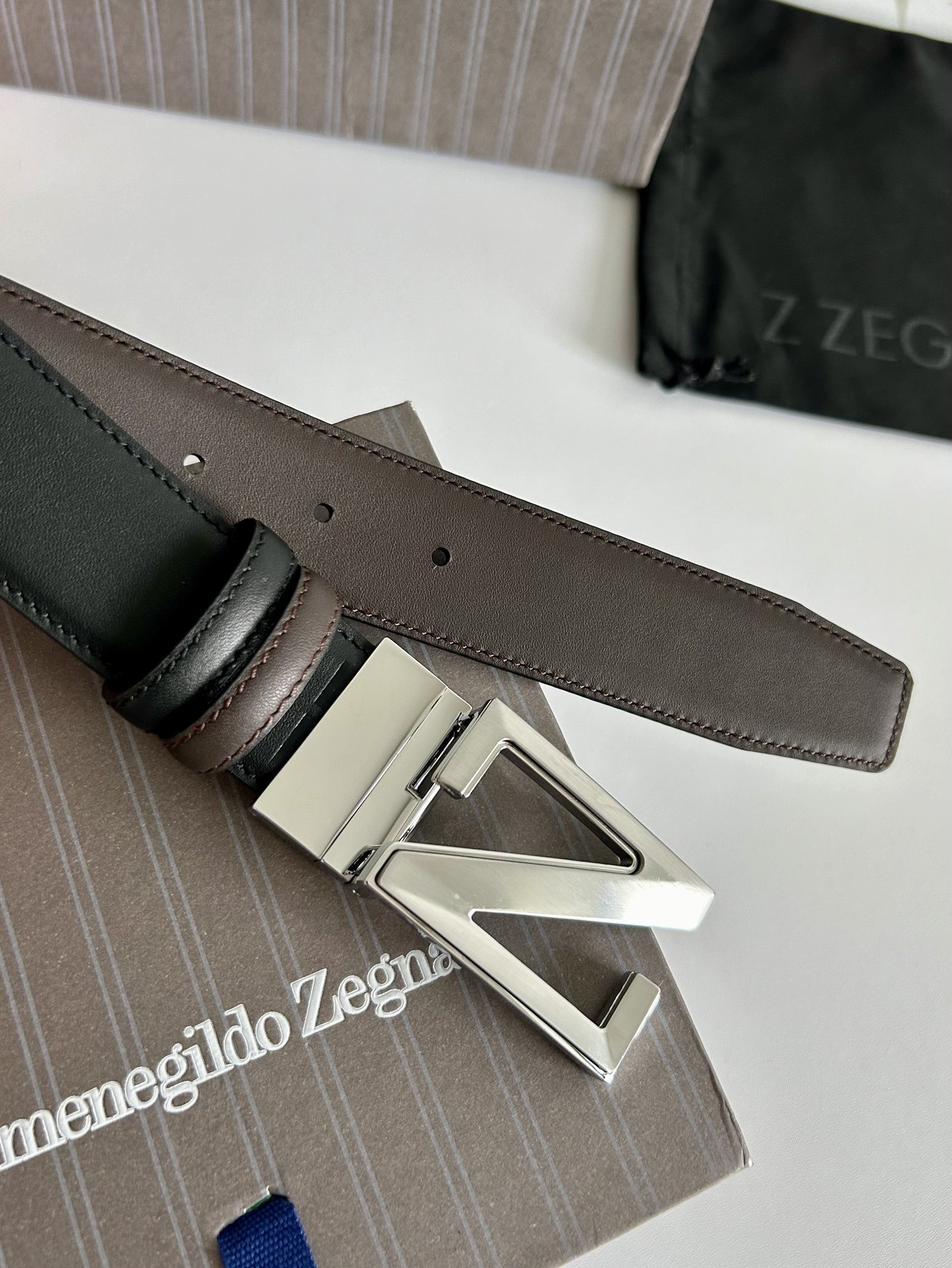傑尼亞【Zegna】何謂當代男士 活動造型 系列，新款純銅旋轉針扣，雙面可用 隨心搭配，寬3.5cm，男士風尚的全新概念.