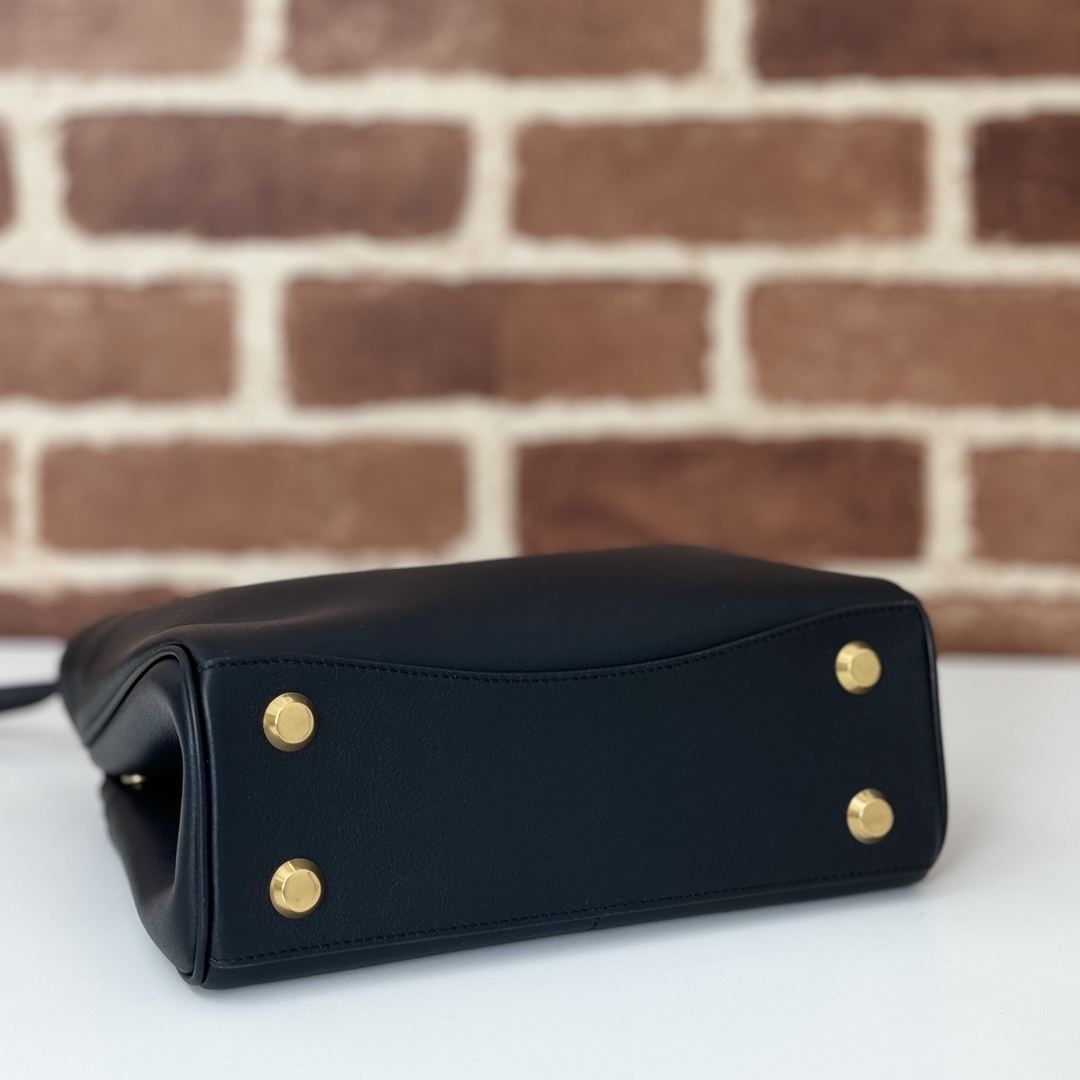 巴黎世家𝗕𝗮𝗹𝗲𝗻𝗰𝗶𝗮𝗴𝗮 🖤🖤出貨了！
款號：795456克色金扣
尺寸：22.8×9.9×8.3cm
