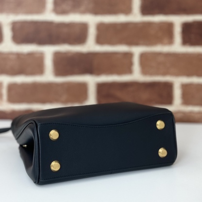 巴黎世家𝗕𝗮𝗹𝗲𝗻𝗰𝗶𝗮𝗴𝗮 🖤🖤出貨了！
款號：795456克色金扣
尺寸：22.8×9.9×8.3cm
