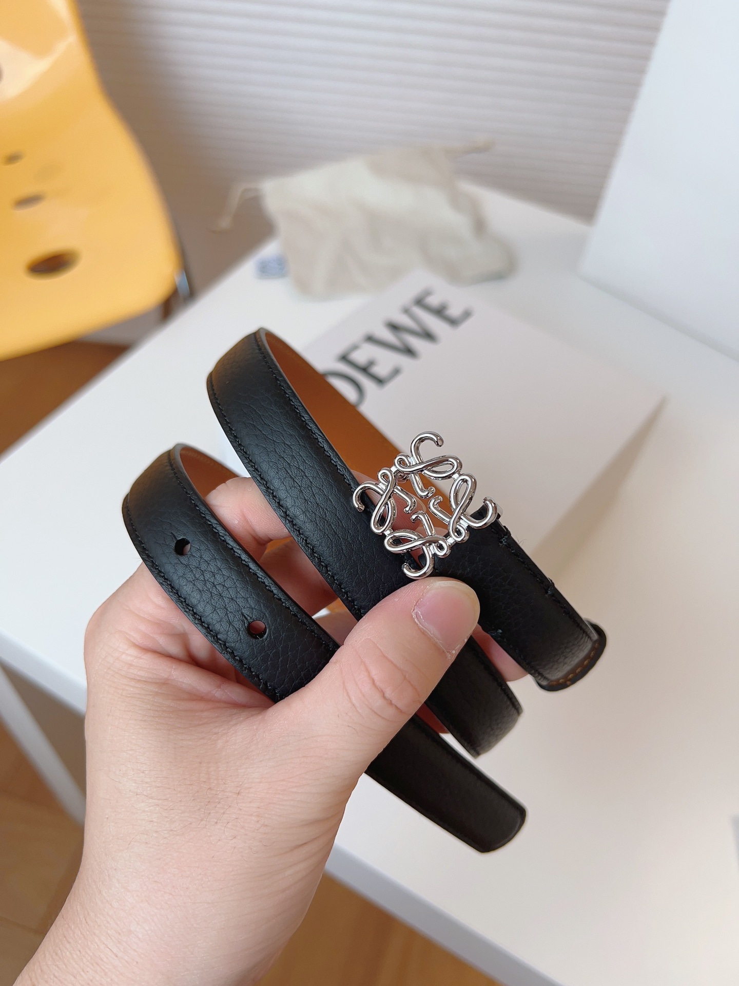 
Loewe 羅意威 經典粒面小牛皮，極簡風格的搭配，腰帶早已不是勒緊褲腰的工具，而是提升衣品，畫龍點睛的飾品；此款腰帶易搭配服飾。皮帶寬度：2.0cm