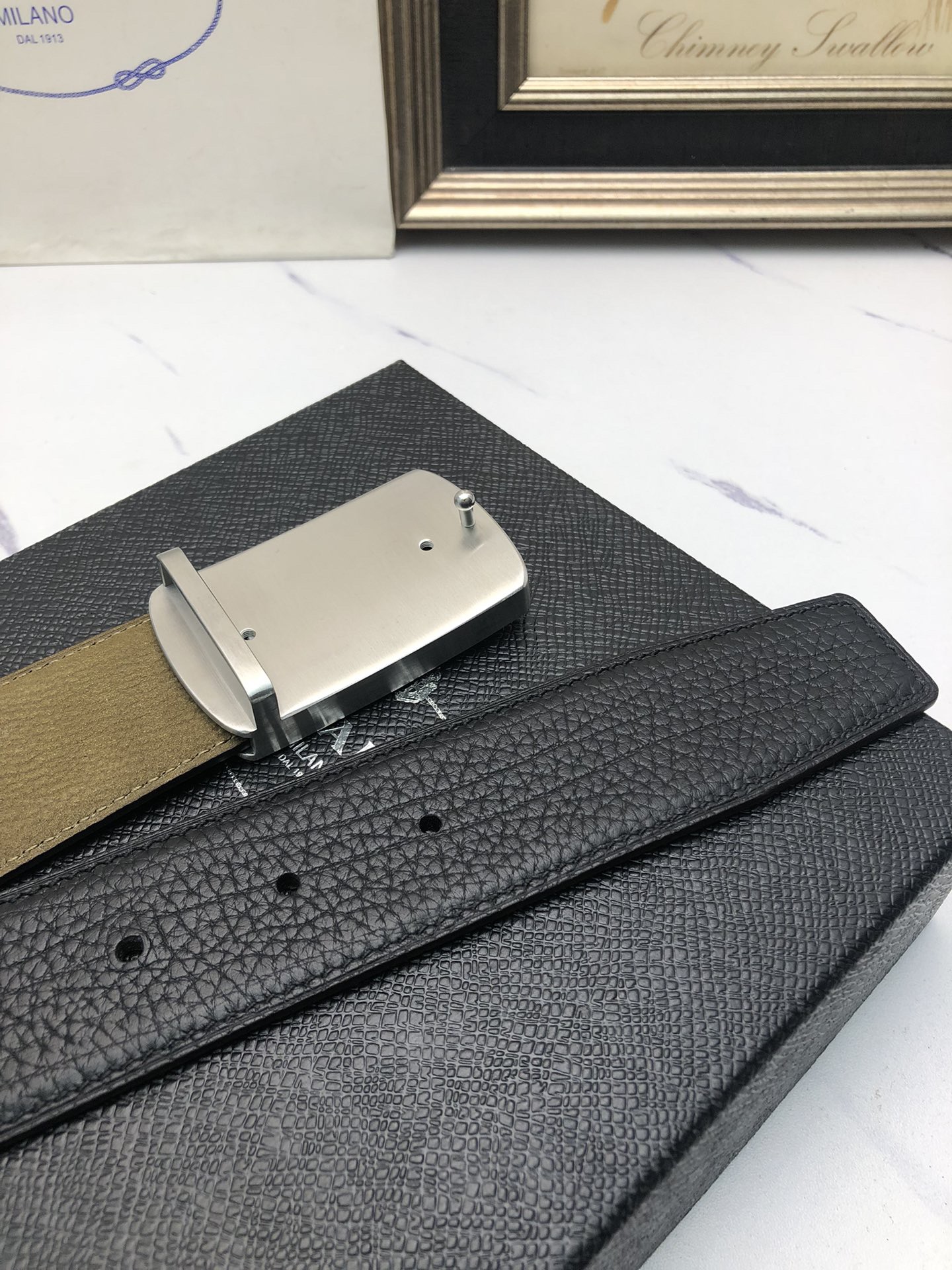 華倫天奴：原單頭層小牛皮壓花紋，內襯頭層鹿皮底，營造織紋外觀。飾以標誌原單扣。專櫃寬度4.0