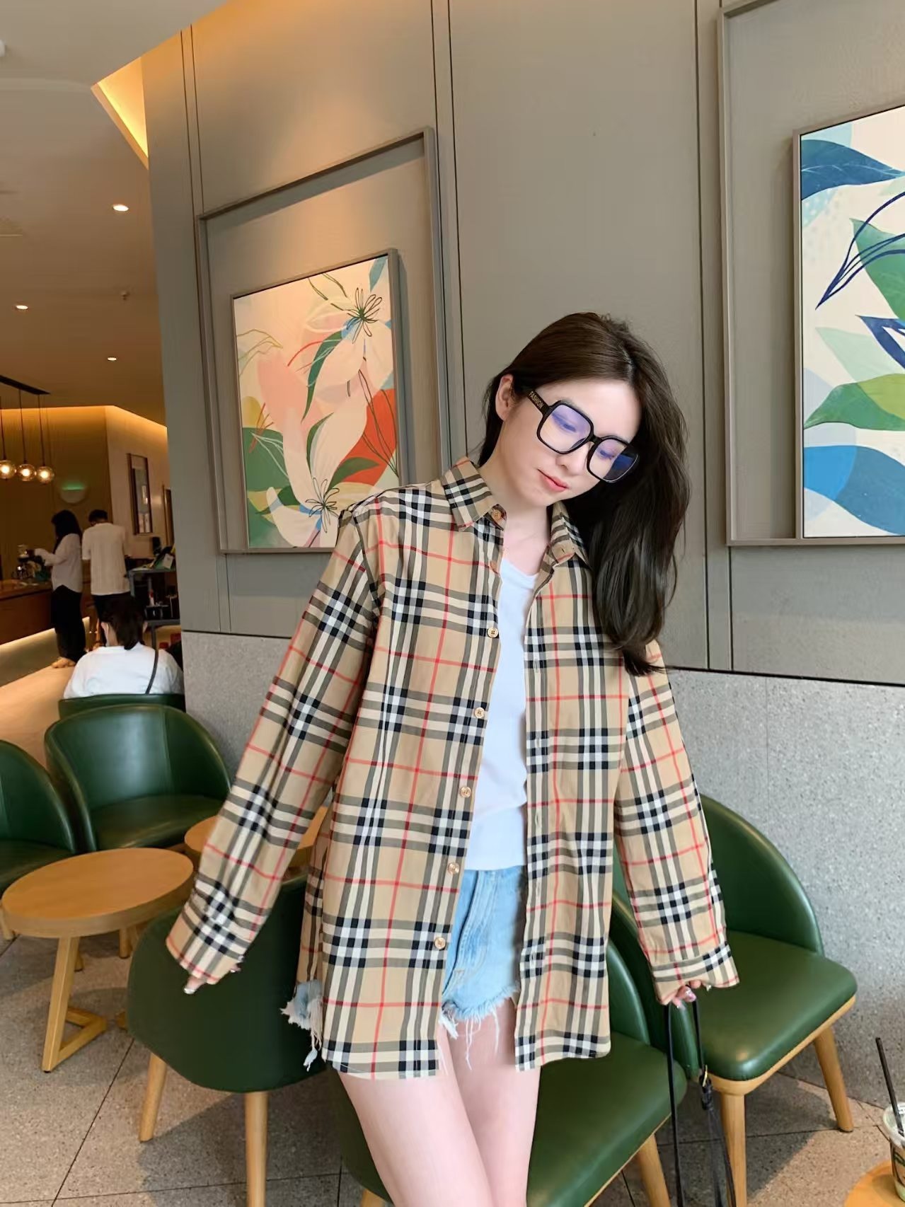 Burberry/巴寶莉 經典大格紋棉質長袖襯衫
面料採用雙股80支梭織小斜紋面料，格紋對位，
紗線定織定染，每個獨立的尺碼都是定位裁片，前幅，口袋，
袖子等部位都是對格對位的，工序複製，費時費料，採用純天然珍珠貝殼紐扣，
洗水嘜定制，多處手工一片一片激光剪裁對位，
所有工序，用料都是ZP做法，區別市面一眼假版本
此款更是絕對不能錯過的珍寶級別產物！！
顏色：卡其大格
S Size：S-XL