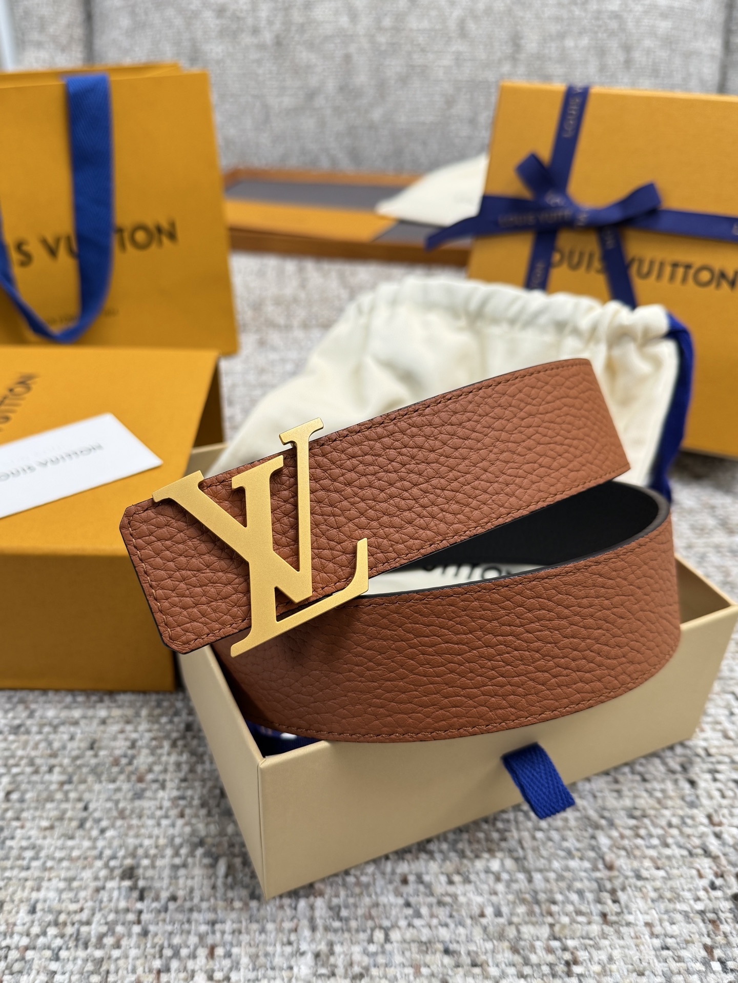 
Louis Vuitton LV腰带 荔枝纹皮底系列 原厂五金 精致手工绘边 柔软舒适 宽4.0