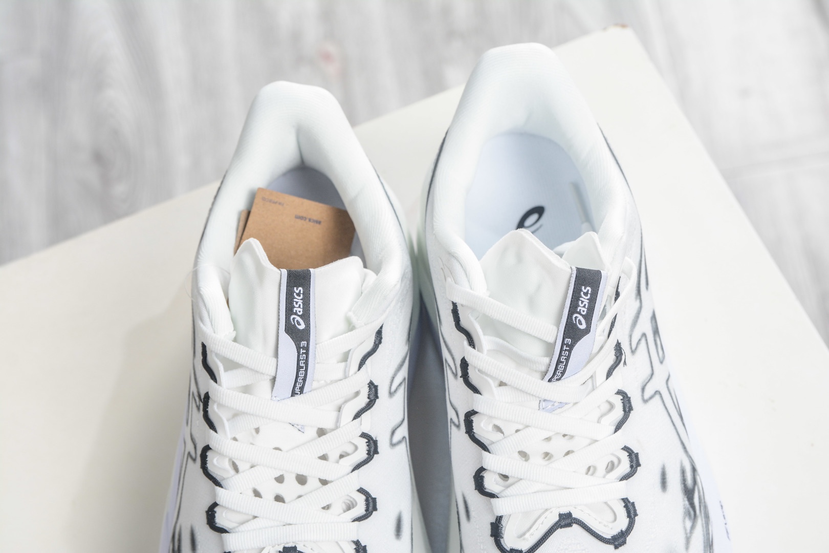 Asics SuperBlast 3 輕量回彈舒適透氣支撐跑步鞋 
貨號：1013A177 002
尺碼：36 37 37.5 38 39 39.5 40 40.5 41.5 42 42.5 43.5 44 44.5 45