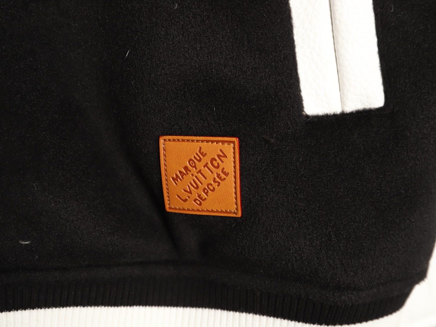 LOUIS VUITTON/路易威登LV 拼色皮袖棒球服外套
對不起讓你們久等了，拿到正品就開始張羅這件衣服所有的事情！
單單面料來講我就定做了一個多月，顏色成分一比一的還原！面料成分有%65的羊毛，%15天然絲%10的氨綸%10絨⚠️混合定織而成，總的克重有900多克！還有最為關鍵的是它的色牢度，絕對不會褪色！袖子用的澳洲進口小牛皮，加工定型，上色，水洗，紋路保留了原有的顆粒結構！厚實飽滿圓潤！
刺繡使用進口毛巾繡機器，先把每個圖案繡在毛詹上，在用紅外線激光雕刻出來，再有縫紉機進行固定，