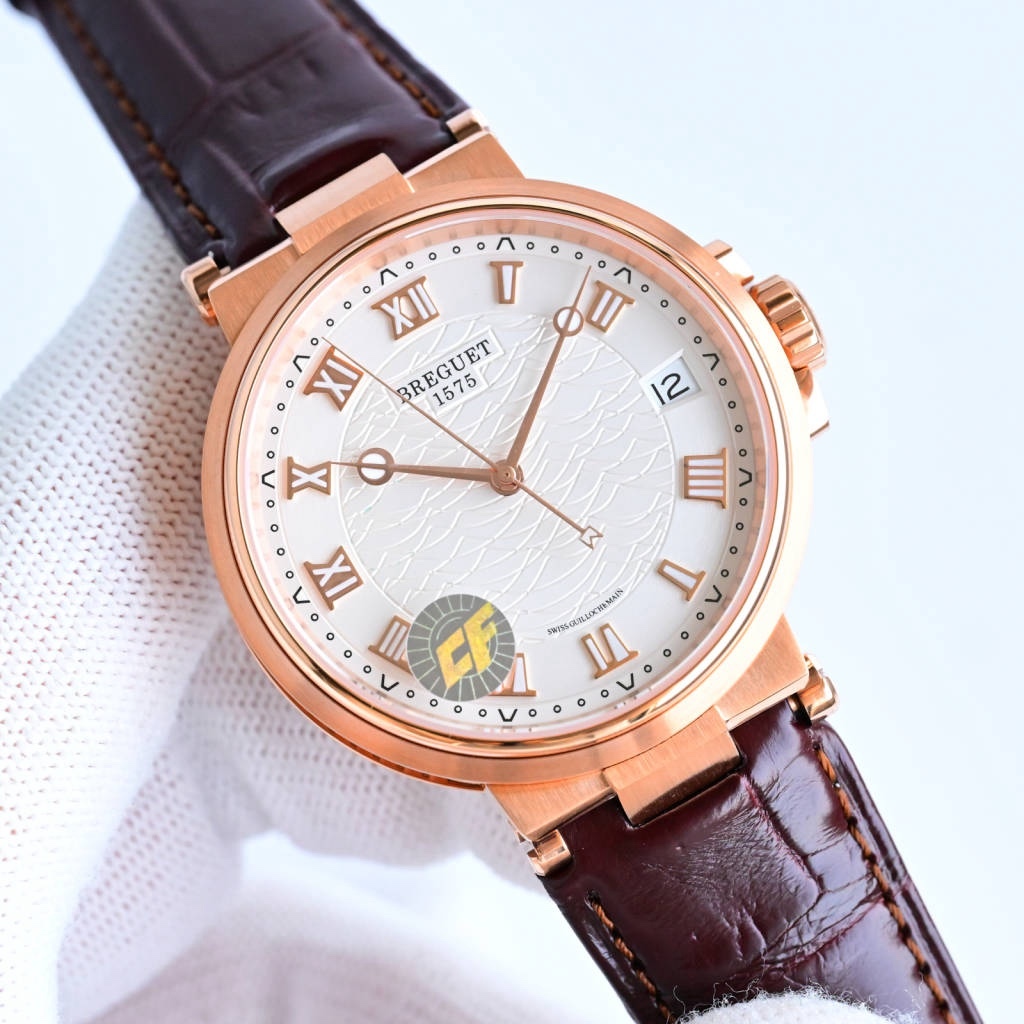CF新品發佈會，寶璣-Breguet
航海MARINE航海系列5517款腕表，航海天文鐘的起源作品，“時計本是兵家利器”說的就是這款腕表，鐘錶界的巨作。工廠全面抄寫原裝數據，98%還原殼型字面，彰顯原裝優雅硬朗的氣質，原裝同款777A自動機械機芯，鐫刻獨立編號與寶璣先生簽名。直徑40毫米。正反均為藍寶石防刮玻璃，旋入式防水錶冠。實測防水深度100米。搭配飾有太陽放射紋錶盤，配裝進口鰐魚皮錶帶，以零頭的價格給您帶來原裝超值體驗。