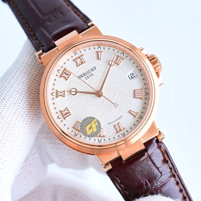 CF新品發佈會，寶璣-Breguet
航海MARINE航海系列5517款腕表，航海天文鐘的起源作品，“時計本是兵家利器”說的就是這款腕表，鐘錶界的巨作。工廠全面抄寫原裝數據，98%還原殼型字面，彰顯原裝優雅硬朗的氣質，原裝同款777A自動機械機芯，鐫刻獨立編號與寶璣先生簽名。直徑40毫米。正反均為藍寶石防刮玻璃，旋入式防水錶冠。實測防水深度100米。搭配飾有太陽放射紋錶盤，配裝進口鰐魚皮錶帶，以零頭的價格給您帶來原裝超值體驗。