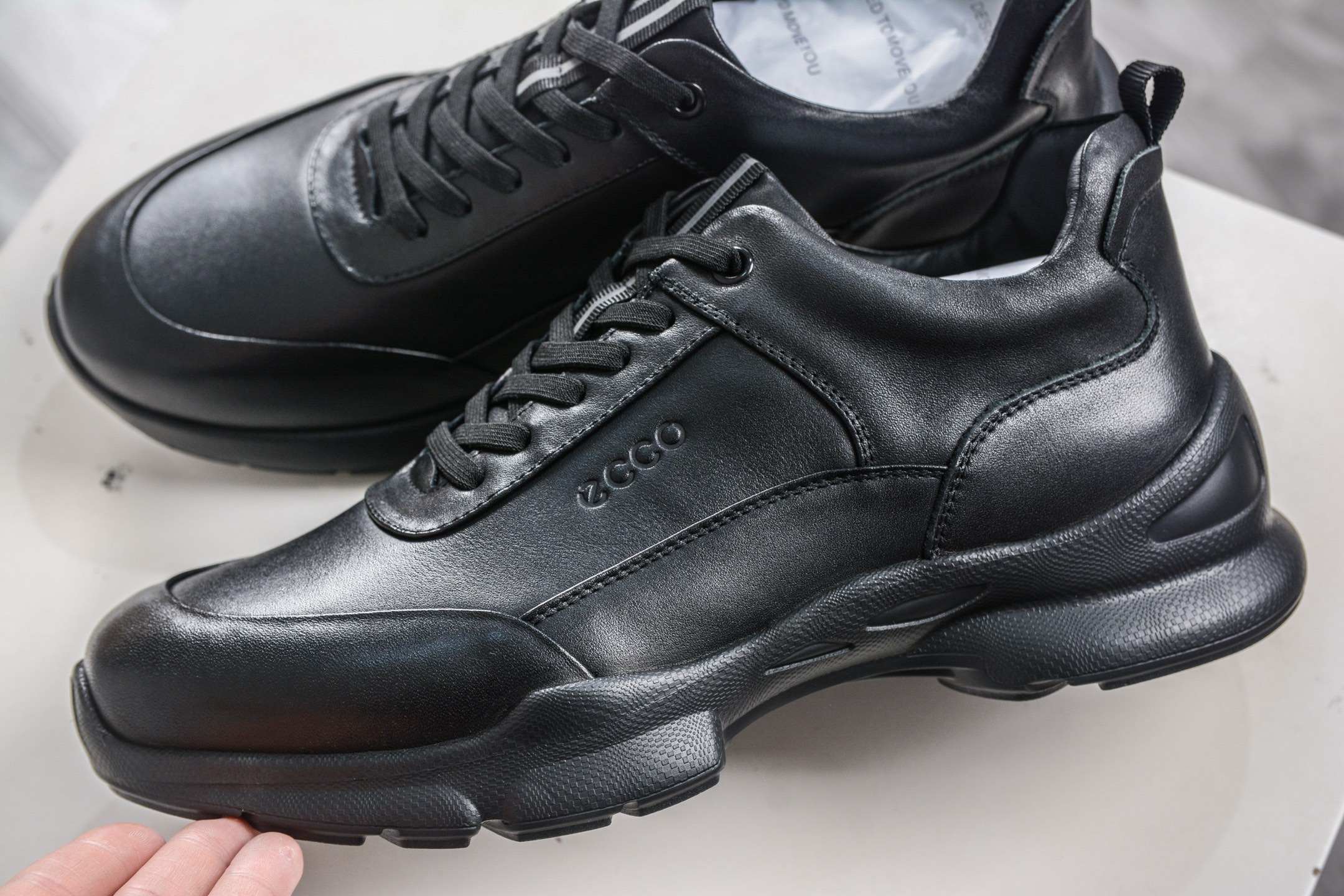 ECCO愛步運動鞋男透氣輕便防滑緩震牛皮跑鞋健步BIOMC系列全新品質 
貨號：882517 01001
尺碼：38 39 40 41 42 43 44（皮鞋码）