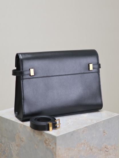 Manhattan_29cm
翻蓋曼哈頓法棍包，一改以往經典的logo，取而代之低調簡約的設計風格，它有點像H家的凱莉，很有復古的味道！商務➕休閒兩者結合，總結起來就是百搭！可以手拿，可以單肩或斜挎，一包多用，滿足了商務型女士，又滿足了小女生的休閒！精心挑選的意大利牙簽紋牛皮、完美的走線、精緻的五金讓整個包包都散髮出高級的味道！
型號：579271
尺寸：29x20.5x7cm