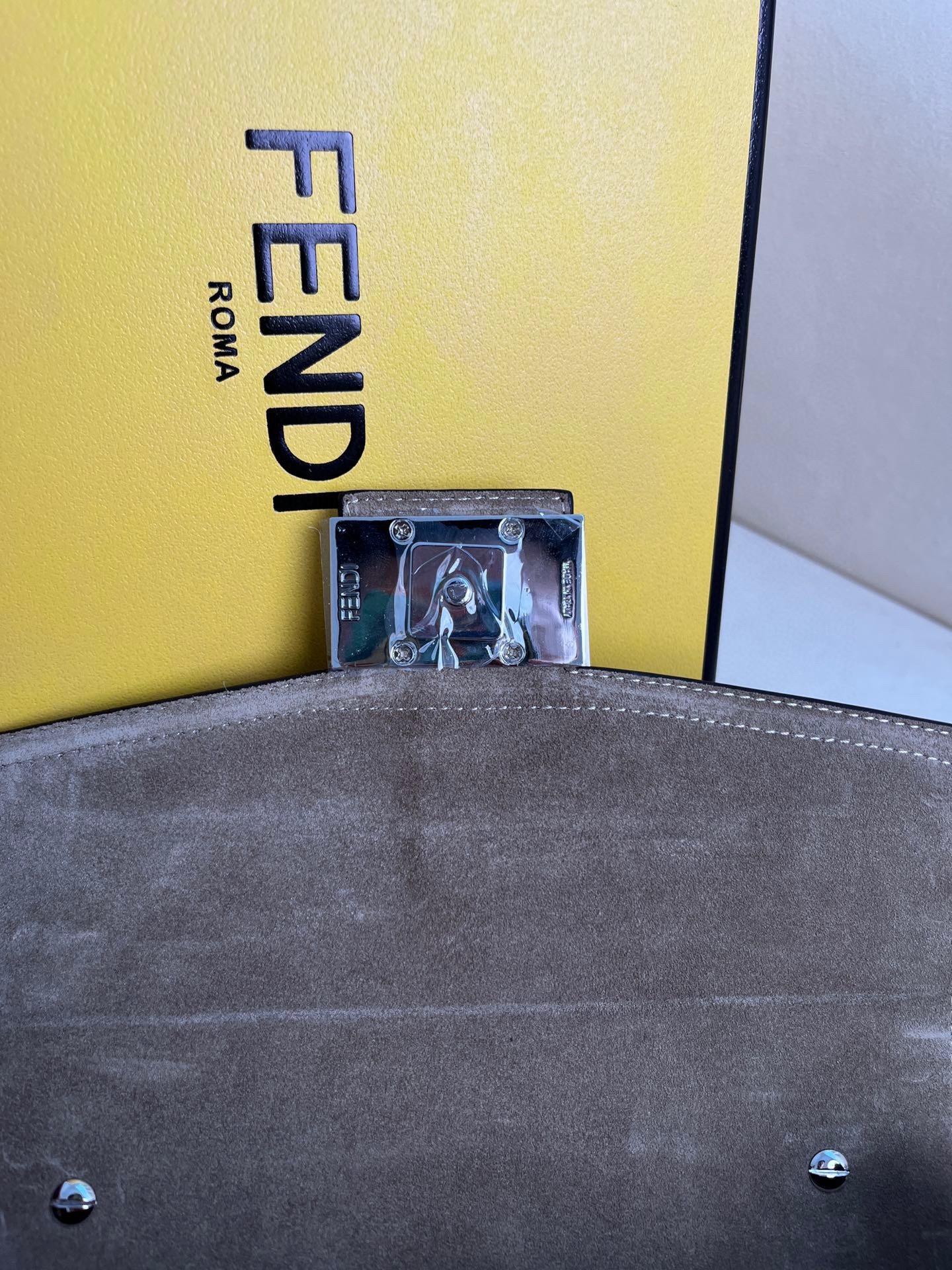 老花盒子包
FENDI 復古老花盒子包~超帥人手必備的百搭款~小牛皮搭配經典布料製作還有長肩帶和手提搭配使用！！日常使用率超高。尺寸21.5x6.5x12
款號：8036