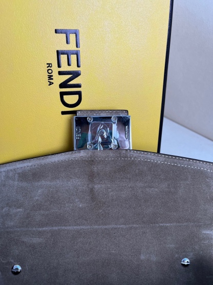 老花盒子包
FENDI 復古老花盒子包~超帥人手必備的百搭款~小牛皮搭配經典布料製作還有長肩帶和手提搭配使用！！日常使用率超高。尺寸21.5x6.5x12
款號：8036