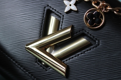 [玫瑰]最新款[玫瑰][玫瑰] 原版品質【獨家實拍 款號:50506/M11723/M11724/M11725 】
 本款 Twist 中號手袋擁有 Epi 皮革的考究肌理，搭配牛皮革內襯和光滑牛皮革飾邊。琺 Monogram 花卉懸掛於纖細鏈條，可拆卸並調節的肩帶實現肩背和斜挎選擇。17 x 9.5 x 23釐米(高 x 寬 x 長度)