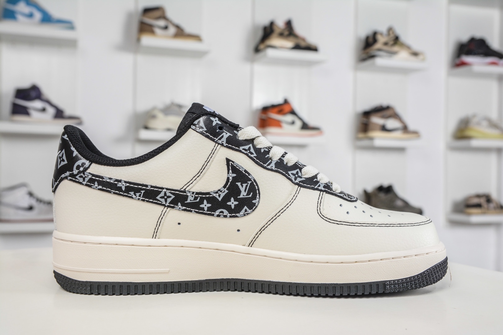 Nike Air Force 1 Low 07 x Louis Vuitton LV聯名-米白黑 
貨號:LV2288 002
Size：36 36.5 37.5 38 38.5 39 40 40.5 41 42 42.5 43 44 44.5 45