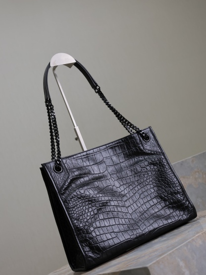黑色黑扣鰐魚紋·
Niki shopping bag_
意大利進口鰐魚壓紋牛皮，五金是全牛皮包裹，工藝十分精湛！包袋中間有磁吸扣，保障了包包使用的安全性；內里有一拉鍊隔層及敞口插槽設計可放手機及零錢卡片，方便拿取，不會出現因為是大包而出現找不到東西的情況；包包自重非常輕，容量又足夠大，公文包、旅行包、購物袋、媽媽包隨意切換，實用性爆表！
型號：577999
尺寸：33x27x11.5cm