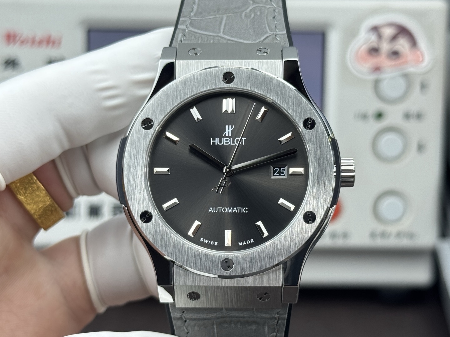 （實拍圖）HB +（宇舶）恆寶經典融合系列！升級版1：1打造 直徑45mm，耗時16個月，表殼採用同正品一致的鋼打造而成，此款乃拋光拉絲面，拉絲整潔細膩，線條流暢，圈口6顆H型鈦螺絲可與正品完全互換，力爭還原到極致！字面顏色在制表師反復調試十個月後才確認樣板，色差還原98%，字面字體採用3D印刷工藝，字母的一筆一划，大小粗細完全還原正品！機芯採用（9015零返修），機芯大小和正品完全一致，融合經典！全新力作 追求完美 歡迎您的品鑒！