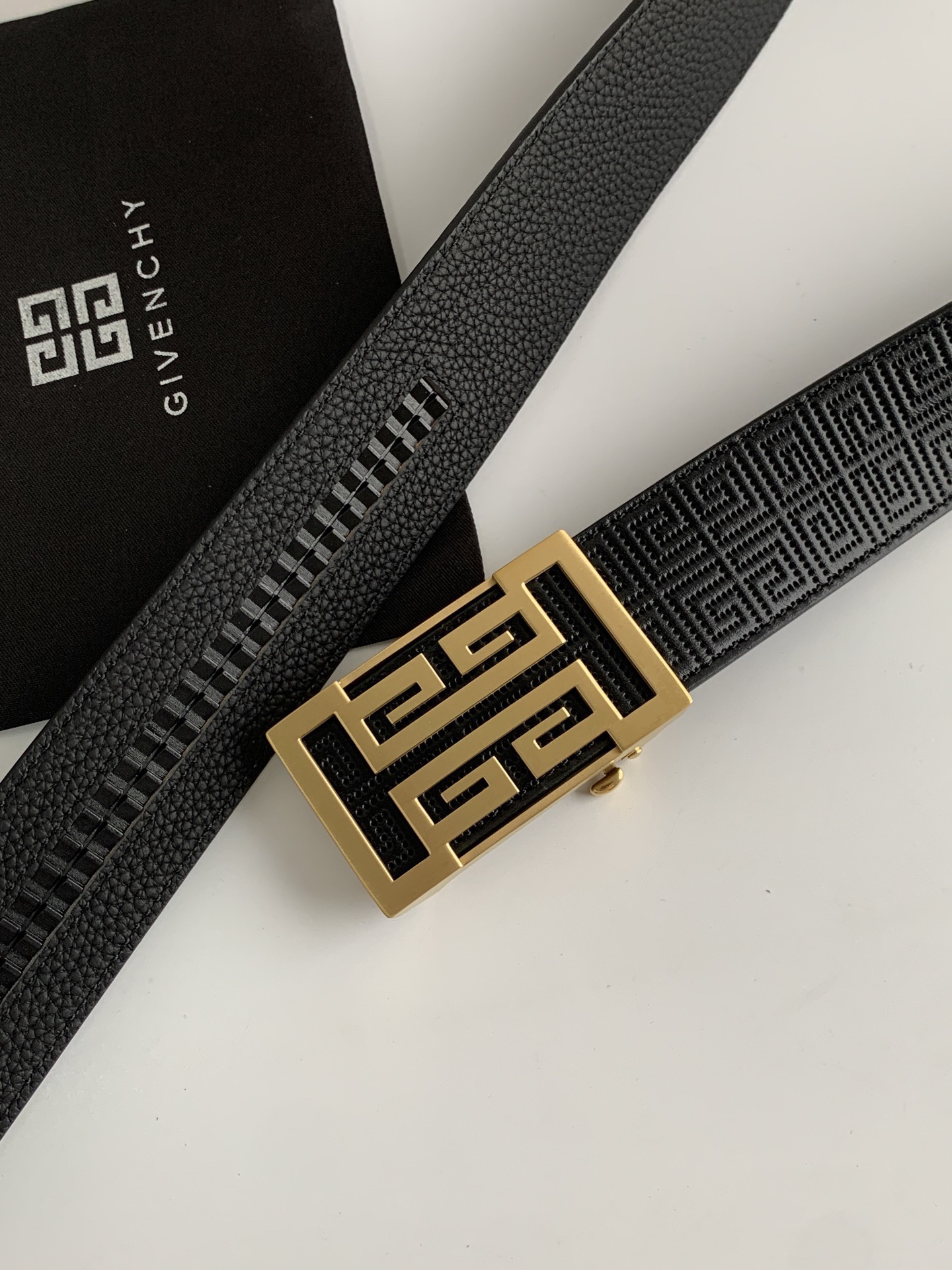 【紀梵希】新款男士 頭層小牛皮黑色壓花腰帶，內襯荔枝紋底，寬38毫米.搭配不鏽鋼經典4G自動扣.商務服裝造型的完美搭配。永恆經典！
