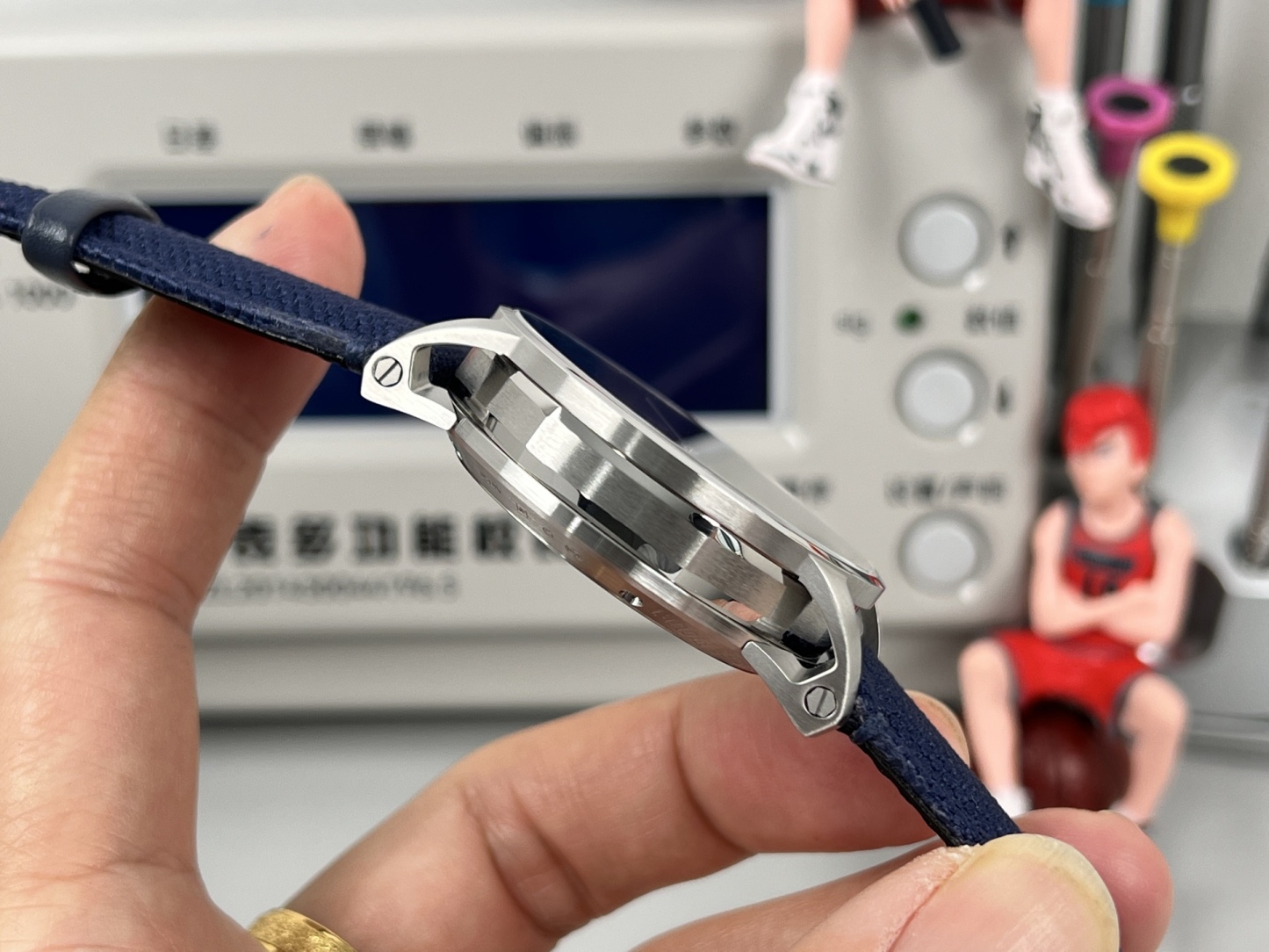 
新款愛彼真陀飛輪CODE11.59系列26396男士腕表！完美與個性的體驗！
1⃣️直徑42MM！表面玻璃採用水晶藍寶石玻璃。
2⃣️搭載Cal.2950全自動陀飛輪機芯，動力儲存60小時！
3⃣️錶帶採用進口意大利小牛皮以及帆布皮帶可選！
3⃣️表殼採用316L精鋼材質，整殼CNC高精准處理，密度與原裝吻合！          
4⃣️表面採用砂金石琺瑯錶盤
整體按照原裝顏色完美呈現！
5⃣️殼套分圈口.殼.底蓋三件套，整體角度完美體現拉絲工藝，品質與美的融合！