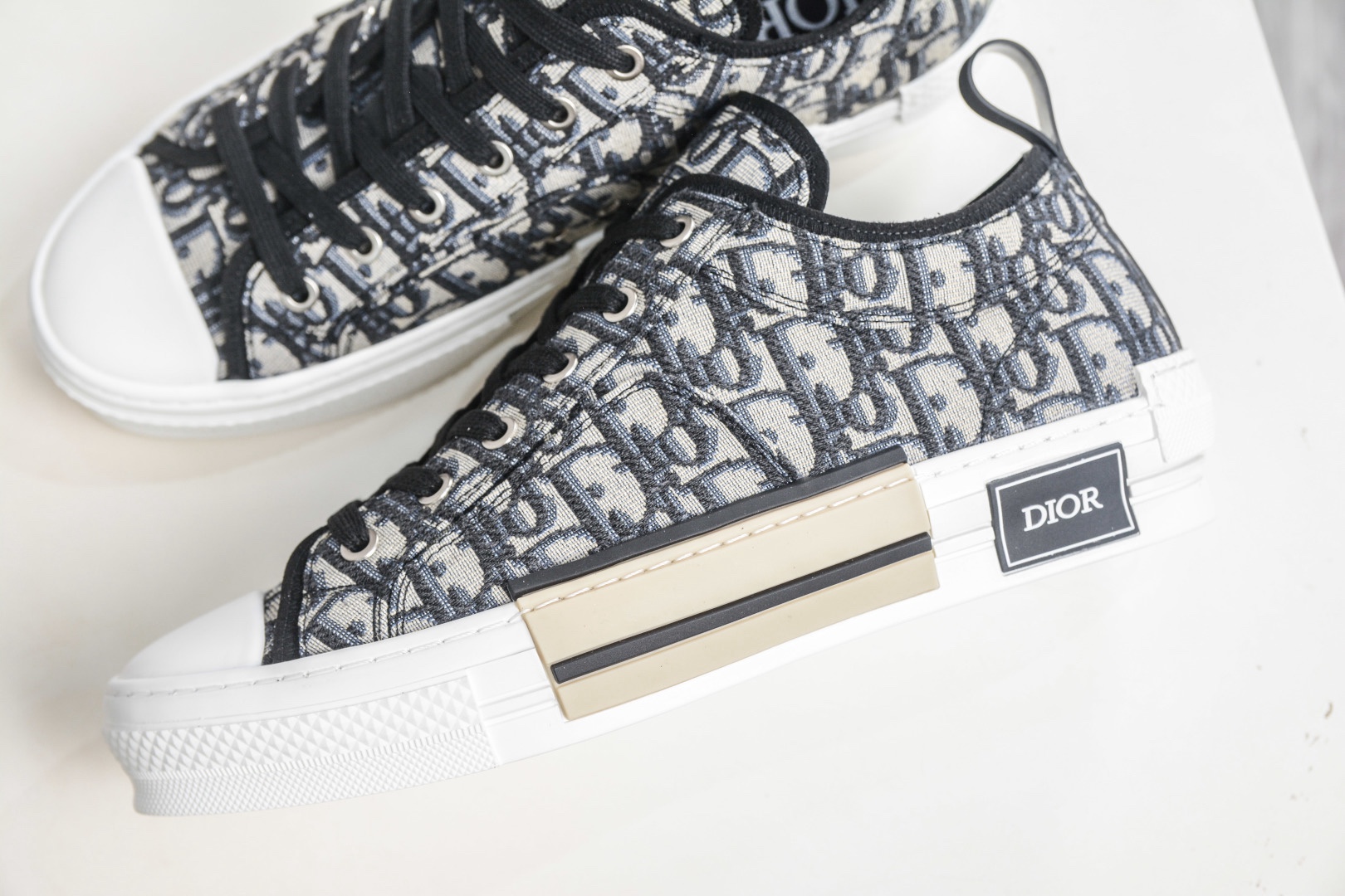 Dior B23 迪奧“CD重影”系列
貨號: 3SN272ZIR16536
尺碼：38 39 40 41 42 43 44 45