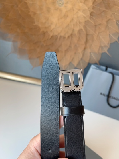 巴黎世家（Balenciaga）寬度3.0cm 是法國的奢侈品牌，作為時尚界最具影響力品牌之一的地位。設計師源於：都市時尚潮流獨特的設計風格，採用進口小牛皮製作；搭配純銅復古五金，使其更具魅力。值得擁有的百搭精品！