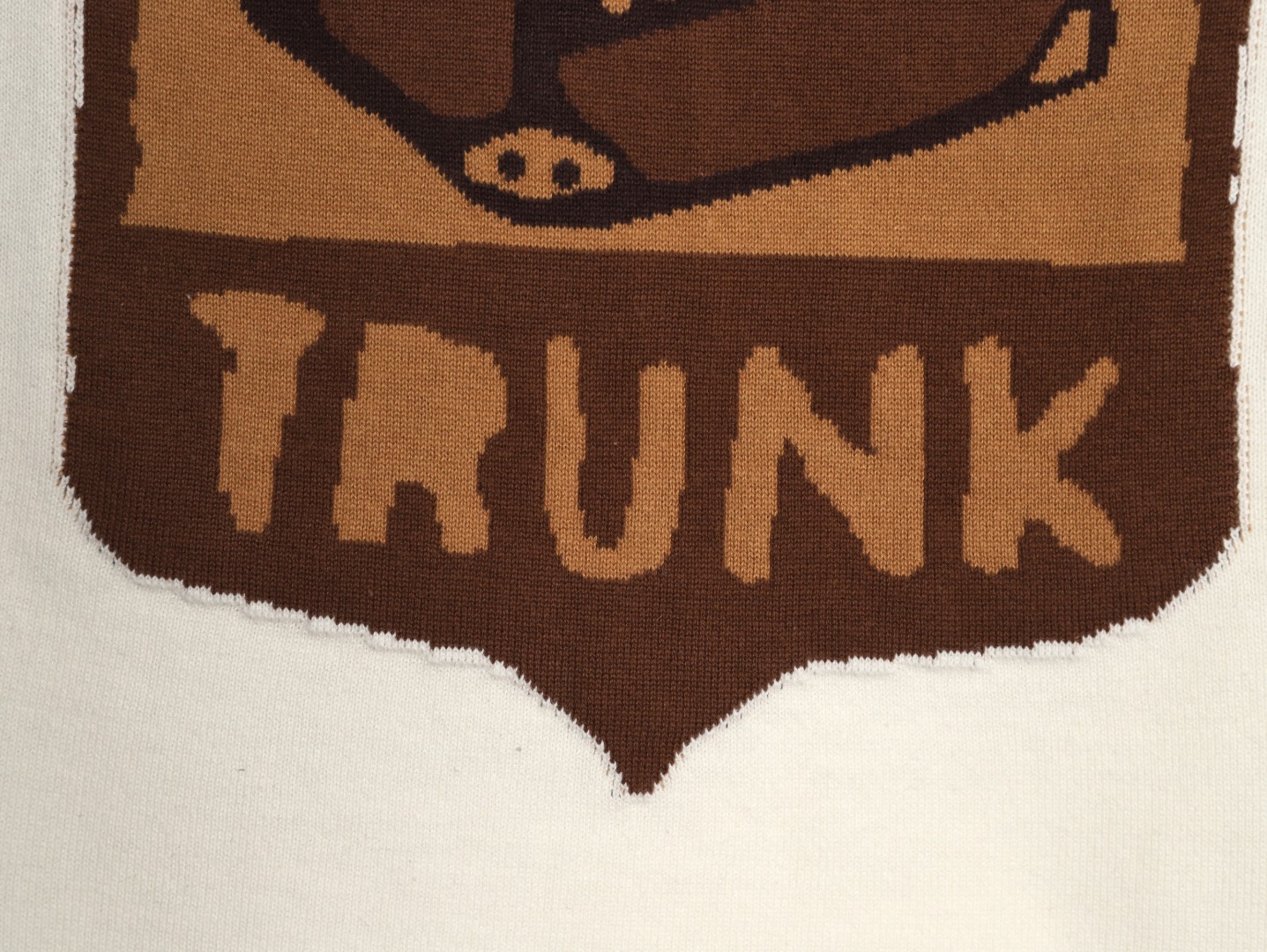 🔝LOUIS VUITTON LV 皮箱幾何圖針織短袖T恤
定織雲柔密紡棉針織料，嵌花提花織法，精細編織不僅確保了圖案的清晰度，還大大增強了織物的耐用性，成衣洗水加軟去味工藝，通過專業的洗滌設備和特定的洗滌劑，對衣物進行深度清潔和去味處理，改善衣物的手感和外觀，寬松版型
B Size：S-XL