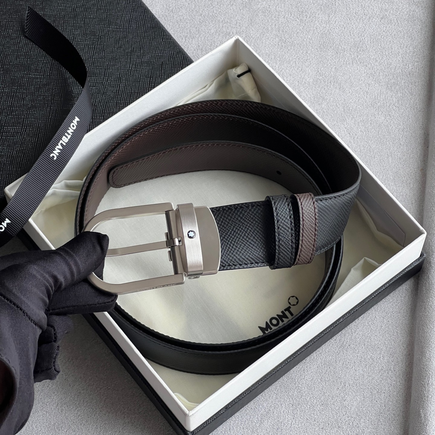 馬蹄形帶扣黑色/棕色雙面皮帶（35毫米）
馬蹄形閃亮鍍釕帶扣。可調節長度，3.5cm黑色和棕色雙面皮帶。打造經典靈動造型。
貨號 錶帶描述 黑色和棕色雙面牛皮皮帶 皮革圖案 金屬圓環上飾有萬寶龍六角白星 標識 搭扣裝置 易開啓裝置，可調節皮帶長度
搭扣形狀 馬蹄形主要顏色 黑色 | 棕色 搭扣類型 針扣式表扣