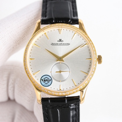 APS新品首發 積家大師系列1218420，傳統與現代的和諧樂章。Master Ultra Thin 超薄大師系列小秒針腕表精鋼款搭（直徑 39 毫米），內載896機芯。此自動上鏈機械機芯精准指示時、分、小秒。
1⃣全新大師系列兩針半採用原裝一致的896機新一比一開模
2⃣簡約精緻的錶盤採用立體式logo，錶盤搪瓷精緻而細膩，帶有標誌性的放射紋
3⃣指針與原裝一致採用陰陽針，一半拉絲一半拋光，錶帶採用進口小牛皮，一鍵式快拆錶帶表扣更加便捷