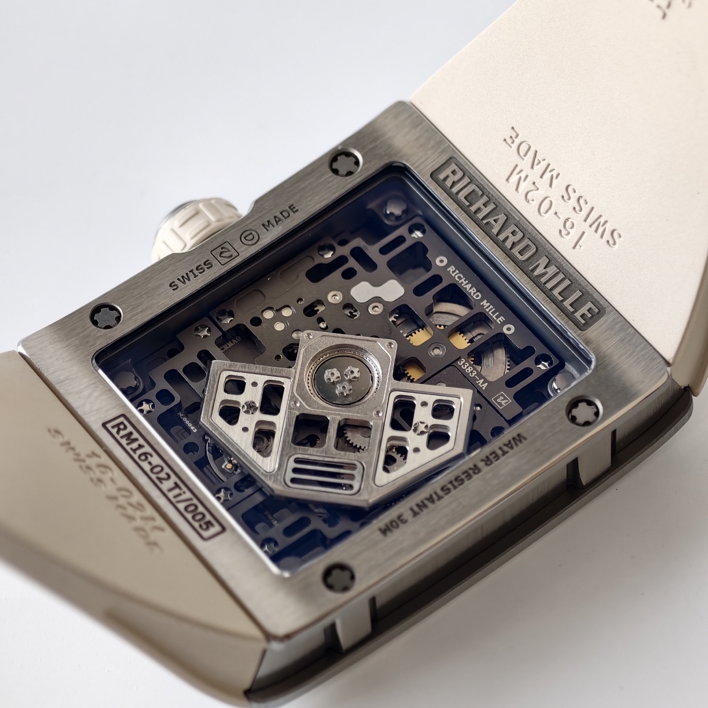 UMI 工作室 ✨
RM016 傲然問世重新定義鏤空美學的機械巔峰 🔥⚙️👑

🛠️表殼：五級鈦金屬精細拉絲表殼，和鈦合金骨架包膠表殼將複雜的鏤空結構極限壓縮在方寸之間。材質輕盈卻硬度驚人。方形表殼貼合手腕，更加適合日常佩戴。
⚙️機芯技術：定製版RM005-S一體機，
1.搭載可變幾何結構單向擺陀，優化上鏈的效率
2.最大限度還原了正品鏤空美學的機械巔峰
🧩錶帶：標配定制級絲絨觸感超輕天然橡膠錶帶，和RM專屬鈦合金表扣。讓您隨時進入“人表合一”的零觸感佩戴境界。
🔍技術要點：最大賣點在於藍寶石