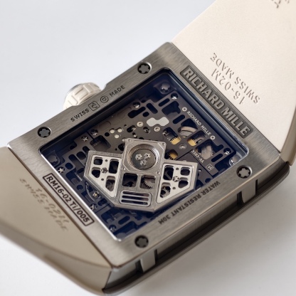 UMI 工作室 ✨
RM016 傲然問世重新定義鏤空美學的機械巔峰 🔥⚙️👑

🛠️表殼：五級鈦金屬精細拉絲表殼，和鈦合金骨架包膠表殼將複雜的鏤空結構極限壓縮在方寸之間。材質輕盈卻硬度驚人。方形表殼貼合手腕，更加適合日常佩戴。
⚙️機芯技術：定製版RM005-S一體機，
1.搭載可變幾何結構單向擺陀，優化上鏈的效率
2.最大限度還原了正品鏤空美學的機械巔峰
🧩錶帶：標配定制級絲絨觸感超輕天然橡膠錶帶，和RM專屬鈦合金表扣。讓您隨時進入“人表合一”的零觸感佩戴境界。
🔍技術要點：最大賣點在於藍寶石