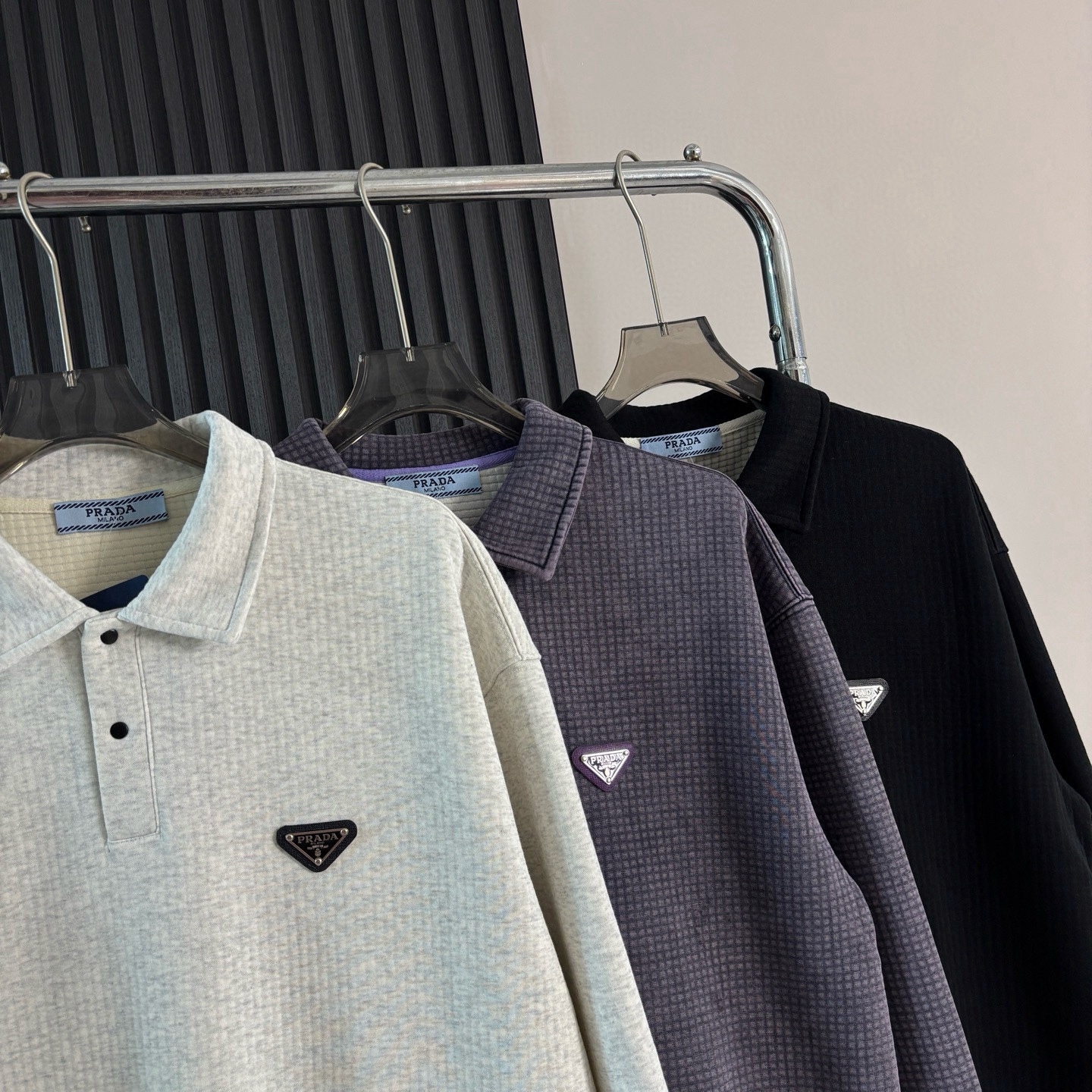 Prada普拉達日系翻領長袖衛衣
原相機📷實拍 質感看得見
水洗做舊工藝，質地軟軟糯糯有質感
版型寬松 遮肉顯瘦 不挑身材
斜紋肌理感泡泡TR優質面料
紋路清晰自然 觸感軟糯舒適 
男女皆可穿可當情侶裝！
質量放心入手不亂吹品質值得信賴

顏色：花灰  黑色  紫灰色
尺碼：M-2XL

尺碼    M     L     XL    XXL   
衣長    69    71    73     75   
胸圍    116  120   124  128
袖長    55    56