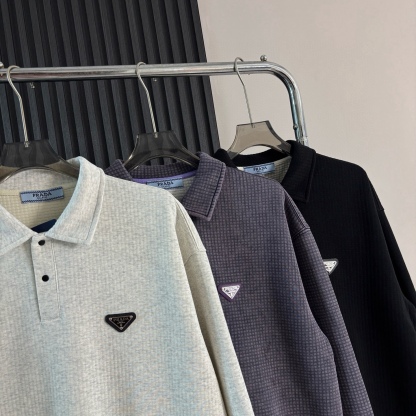 Prada普拉達日系翻領長袖衛衣
原相機📷實拍 質感看得見
水洗做舊工藝，質地軟軟糯糯有質感
版型寬松 遮肉顯瘦 不挑身材
斜紋肌理感泡泡TR優質面料
紋路清晰自然 觸感軟糯舒適 
男女皆可穿可當情侶裝！
質量放心入手不亂吹品質值得信賴

顏色：花灰  黑色  紫灰色
尺碼：M-2XL

尺碼    M     L     XL    XXL   
衣長    69    71    73     75   
胸圍    116  120   124  128
袖長    55    56