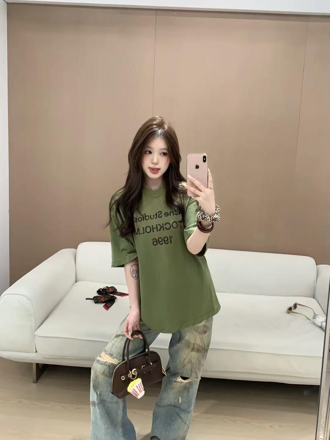 🔝Acne Studios 26SS 1996字母印花短袖T恤
面料是定制定染的32支220g原版雙紗棉，胚布經過高盂環保染色，裁大貨前還要進行高溫環縮水，降低縮水率的同時使得手感更柔軟舒適，印花方面必須五層膠漿，第一遍必須為進口打底漿，填平布料上極為細小的線洞，再由高溫床烤乾再劇頗色，採用油墨因熱平網印花，一共刷五層，每一層間隔為時間為30分鐘，才能保證出來的成品保持原版的質感，全套開發輔料
尺碼：S-XL