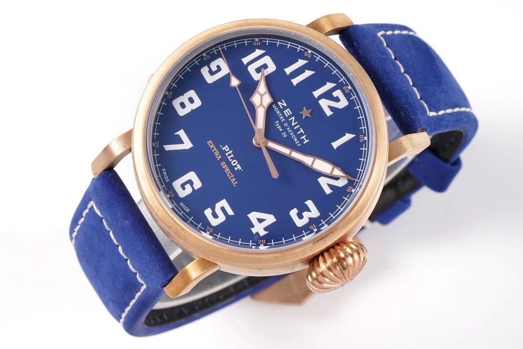 SⅤ又添新作真利時飛行員系列2019年度新款 好萊塢大片青銅騎士殺到！！！真力時是胡歌和靳東等“老幹部”們十分喜歡佩戴的腕表品牌之一，這款青銅材質的腕表散髮著一身正氣，本身就是腕表界的“老幹部”，戴上它足以從外在增添內涵。腕表45毫米的表殼由青銅打造，表鏡採用弧形雙面防眩處理藍寶石水晶，淺變綠色錶盤上粗體阿拉伯數字時標和鍍金琢面的指針上都覆有SuperLuminova SLN C3超級夜光物料，夜間仍可清晰讀取時間，SV 真力時飛行員系列，實現你的大飛夢