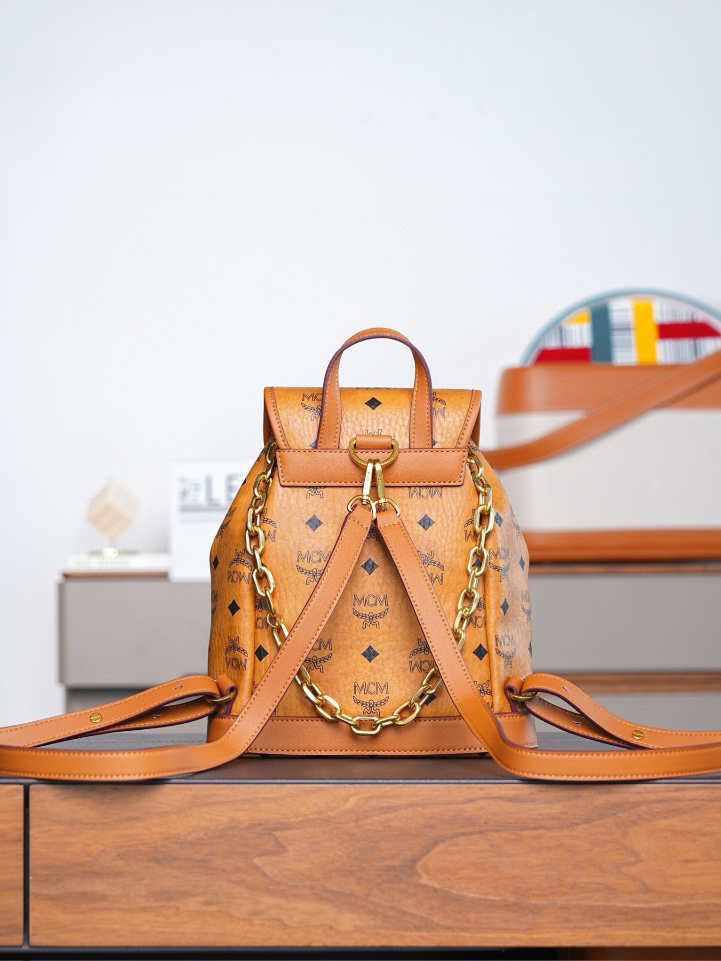 𝙈𝘾𝙈 𝘼𝙧𝙚𝙣 𝘿𝙧𝙖𝙬𝙨𝙩𝙧𝙞𝙣𝙜𝘽𝙖𝙘𝙠𝙥𝙖𝙘𝙠 𝙞𝙣 𝙑𝙞𝙨𝙚𝙩𝙤𝙨干邑色Mini#抽绳双肩背包🎒这款Visetos经典花纹人造革抽绳双肩背包采用搭扣五金件装饰及天然皮革饰边设计。
品牌经典水桶包款式以精致的经典干邑色双肩背包形式焕新呈现，由经典Visetos人造革及天然皮革制成。这款便携包袋的设计独具特色，拥有多个隔层，并饰有以慕尼黑巴伐利亚钻石为灵感的搭扣五金件。