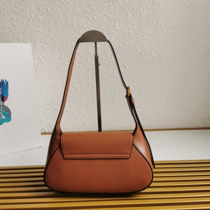 【 原單】P家🌹新款🎉Moon手袋液下包🎉1BD358到貨啦🎉🎉這款簡約Moon液下包為牛皮綻現摩登百搭的魅力。弧形包身設計，肩帶可調長短，磁扣開合翻蓋，便於隨心轉換造型。內配進口小羊皮，設有內袋，金屬配件更添亮麗格調，上身效果非常酷/時尚，又是一款永欠不過時爆款🎉寶寶們，趕緊入手吧🎉 尺寸：長25x高15x底5.5cm🎉🎉🎉🍊！