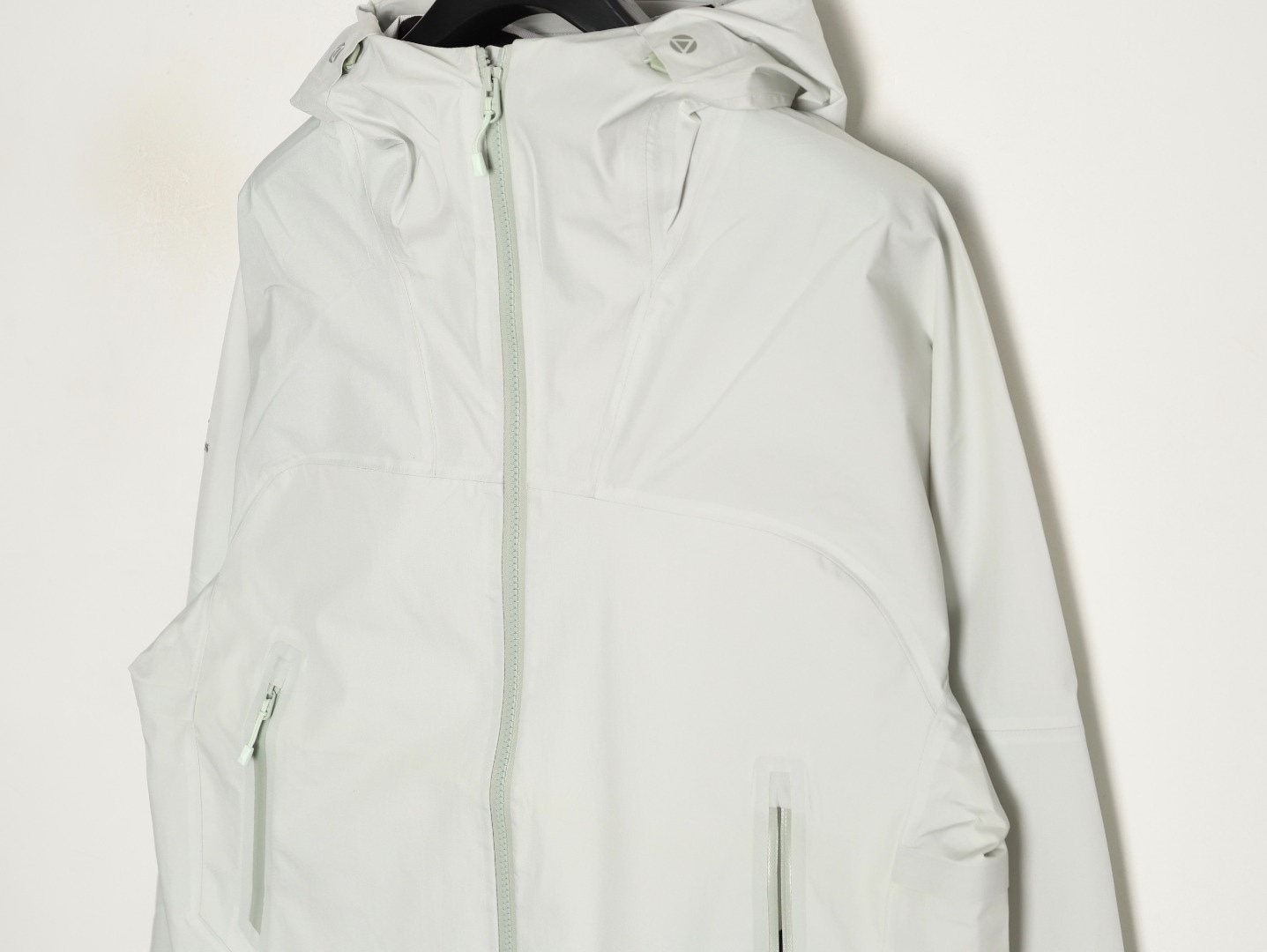 🔝KAILAS 凱樂石 博格達系列 輕量防風防水戶外徒步登山衝鋒衣 
  防水防風透氣防紫外線
 -輔料：原版拆解開發，一比一定制的小標，領標，水洗，吊牌，五金等等。

- FILTERTEC 3L面料：採用凱樂石自主研發的FILTERTEC 3L面料，由外層40D尼龍、中層ePTFE納米微孔膜、內層親膚處理工藝構成，防水指數20000mm，透氣指數20000g/㎡/24h，可抵御暴雨級降水和7級強風，同時快速排出汗氣，避免悶熱。

- 全壓膠工藝：整衣接縫處採用全壓膠工藝，有效防止水分從接