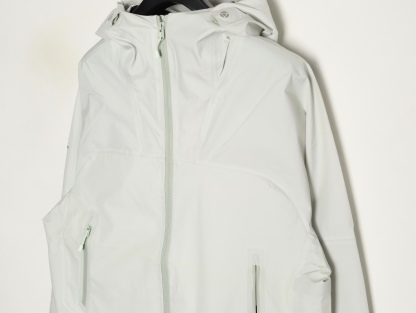 🔝KAILAS 凱樂石 博格達系列 輕量防風防水戶外徒步登山衝鋒衣 
  防水防風透氣防紫外線
 -輔料：原版拆解開發，一比一定制的小標，領標，水洗，吊牌，五金等等。

- FILTERTEC 3L面料：採用凱樂石自主研發的FILTERTEC 3L面料，由外層40D尼龍、中層ePTFE納米微孔膜、內層親膚處理工藝構成，防水指數20000mm，透氣指數20000g/㎡/24h，可抵御暴雨級降水和7級強風，同時快速排出汗氣，避免悶熱。

- 全壓膠工藝：整衣接縫處採用全壓膠工藝，有效防止水分從接