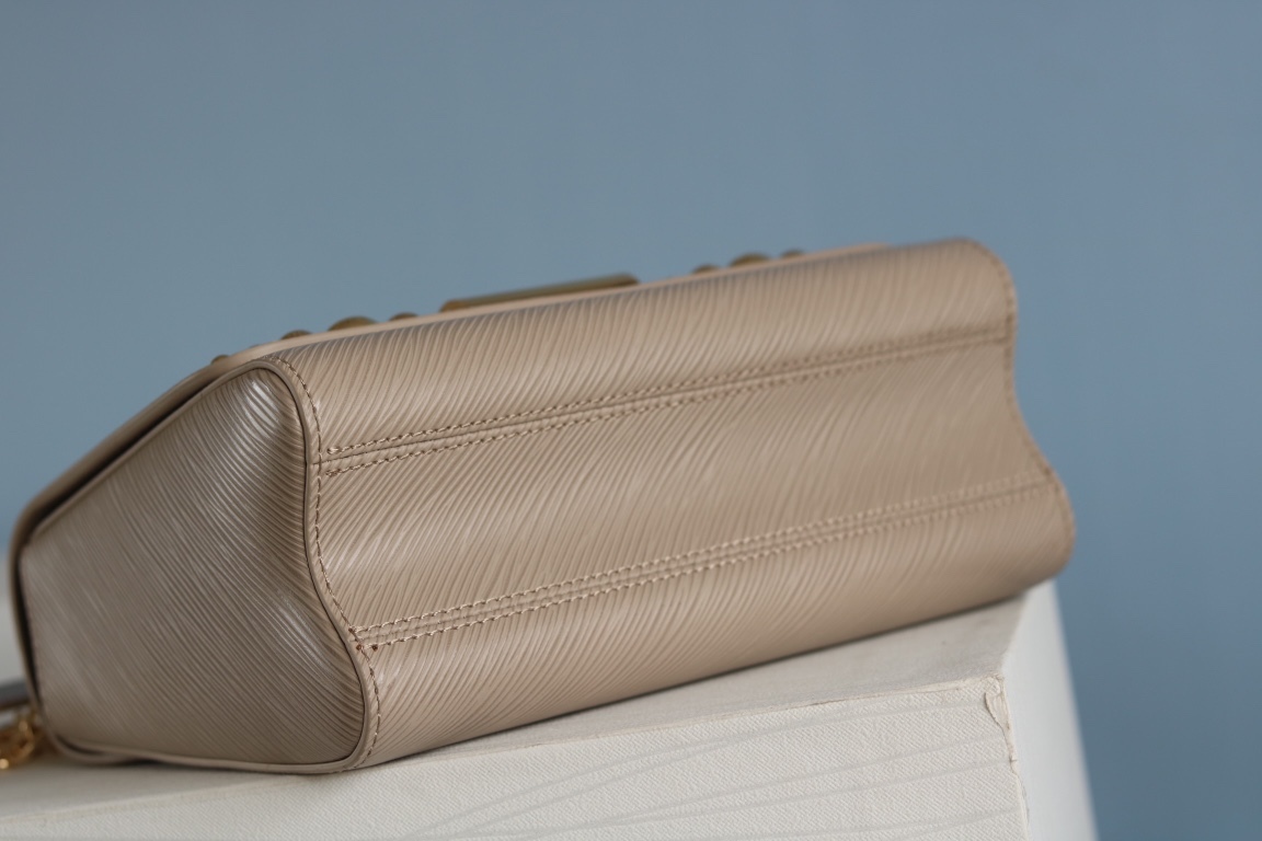 原版品質50306/50280/50282 原版中號[玫瑰]貨比三家，請認准內碼：0088[太陽][太陽]LV最新最火款Twist Denim出貨了💃此款Twist中號手袋飾有由刻有圖案的花形金色與銀色鉚釘組成的旭日花紋，與巴黎芳登廣場路易威登旗艦店前的巨型太陽雕像遙相呼應。由Epi皮革裁制而成，打造優雅晚裝造型的珍貴之選。 外型小巧，別緻的弧形底座增加了手袋容量[強]可調節鏈條適合斜跨或優雅的肩背[強]中號尺寸:23*18*8cm