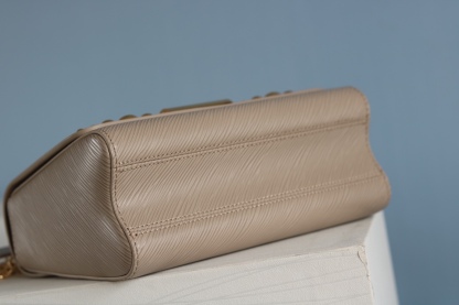 原版品質50306/50280/50282 原版中號[玫瑰]貨比三家，請認准內碼：0088[太陽][太陽]LV最新最火款Twist Denim出貨了💃此款Twist中號手袋飾有由刻有圖案的花形金色與銀色鉚釘組成的旭日花紋，與巴黎芳登廣場路易威登旗艦店前的巨型太陽雕像遙相呼應。由Epi皮革裁制而成，打造優雅晚裝造型的珍貴之選。 外型小巧，別緻的弧形底座增加了手袋容量[強]可調節鏈條適合斜跨或優雅的肩背[強]中號尺寸:23*18*8cm