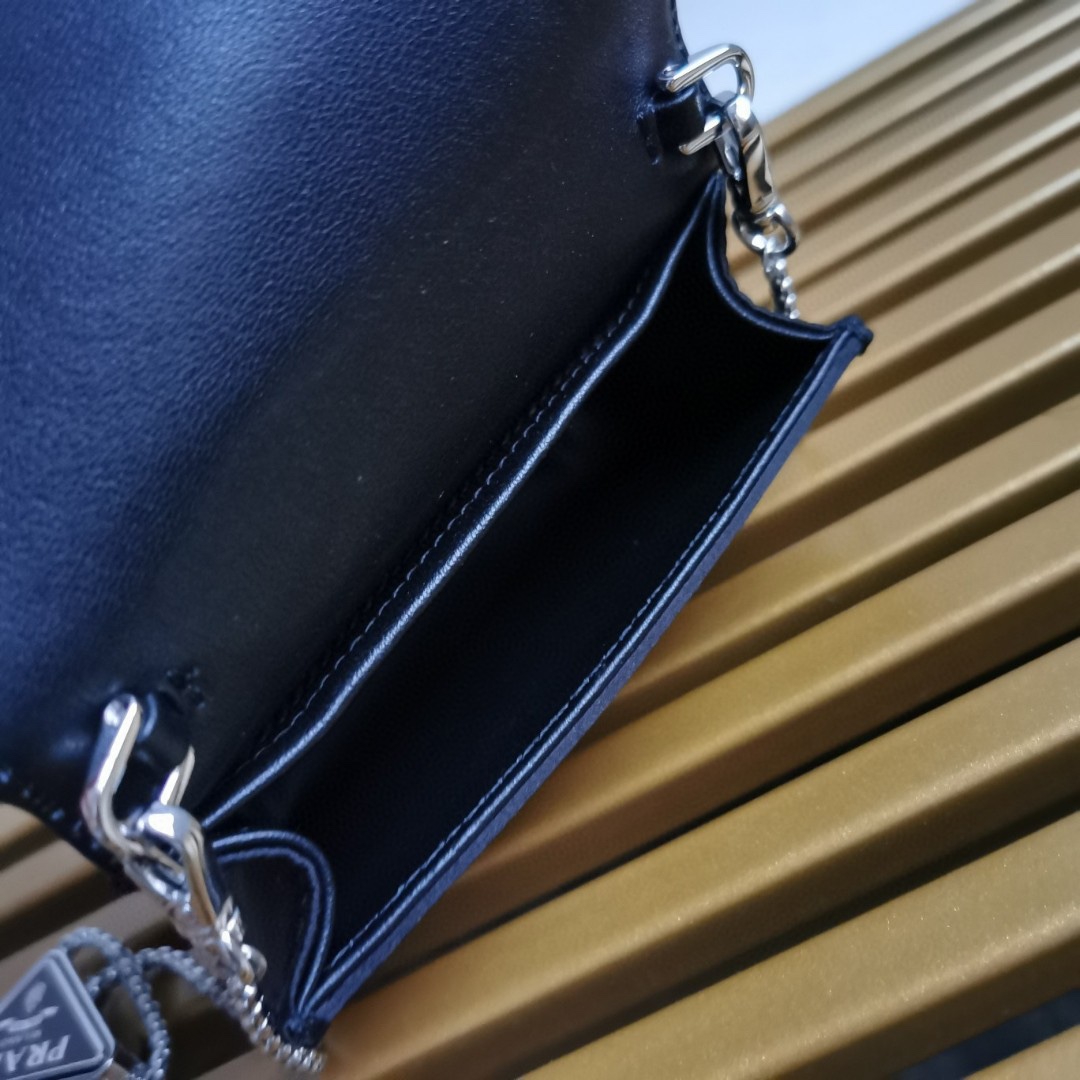 【 原單】🎉項鍊水晶小包🎉1MR024新色🎉🎉這款Duchesse面料卡片夾通體飾以仿水晶，於表面營造出光影格調和虹彩炫色，彰顯華美且不失功能性的設計。最愛是這條可拆卸可調節鐵璉肩帶，又可當腰包裝飾😍😍又可當搭配衣服項鍊裝飾，中間三角形標可調節活動，賦予單品多樣的佩戴方式。空間可裝口紅💄/耳機/鑰匙🚗....夜燈下bling bling,太美了。值得入手🎉🎉尺寸：長11.5cm*高8cm