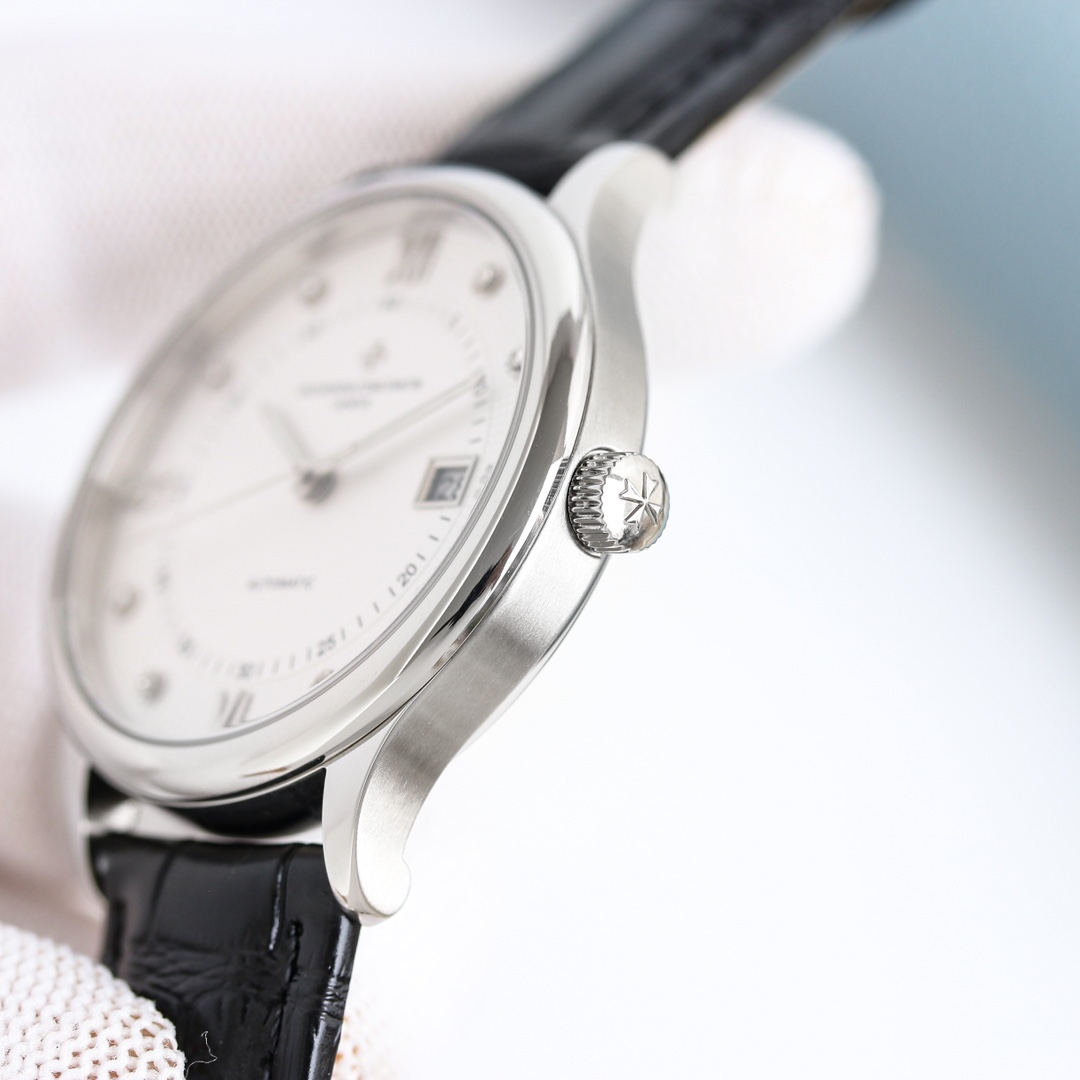 江詩丹頓傳承系列腕表火爆上市！簡雅大方，完美結合，讓你感受優雅紳土氣息！[禮物]該表搭載原裝進口9015超薄機芯，每小時振頻28800次，性能穩定，零返修！表殼： 釆用316 精鋼，藍寶石玻璃鏡面！搭配意大利真皮錶帶原裝扣，直徑：40 mm，超強防水，簡潔大氣，高端品質，適合各種商務場合，送禮首選！