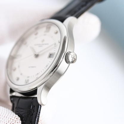 江詩丹頓傳承系列腕表火爆上市！簡雅大方，完美結合，讓你感受優雅紳土氣息！[禮物]該表搭載原裝進口9015超薄機芯，每小時振頻28800次，性能穩定，零返修！表殼： 釆用316 精鋼，藍寶石玻璃鏡面！搭配意大利真皮錶帶原裝扣，直徑：40 mm，超強防水，簡潔大氣，高端品質，適合各種商務場合，送禮首選！