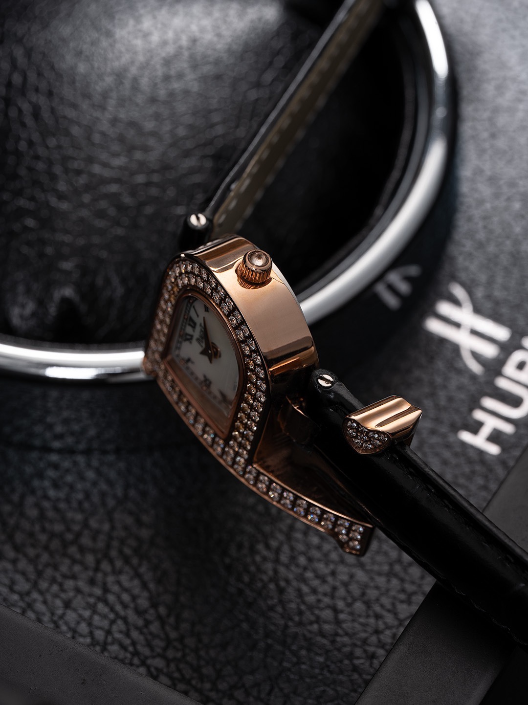 🎀終極修正版已到貨 ，全面到貨🎀🎀🎀」Piaget伯爵做為全世界最著名的頂級珠寶品牌 Piaget從未讓那些傾慕其品牌設計元素的炒粉們失望過，值得推薦的是本次由日本.Tokyo東京銀座 做為主辦初展，推出的The theme is meeting  love  遇見愛情系列更是在推出後，不到11個小時就被哄搶而光，經典的P字形品牌設計元素與丘比特愛神之箭竟能結合的如此恰到好處，成為了繼LIMELIGHT Gala和Black-TIE黑帶系列又一經典美作，腕表的細節方面