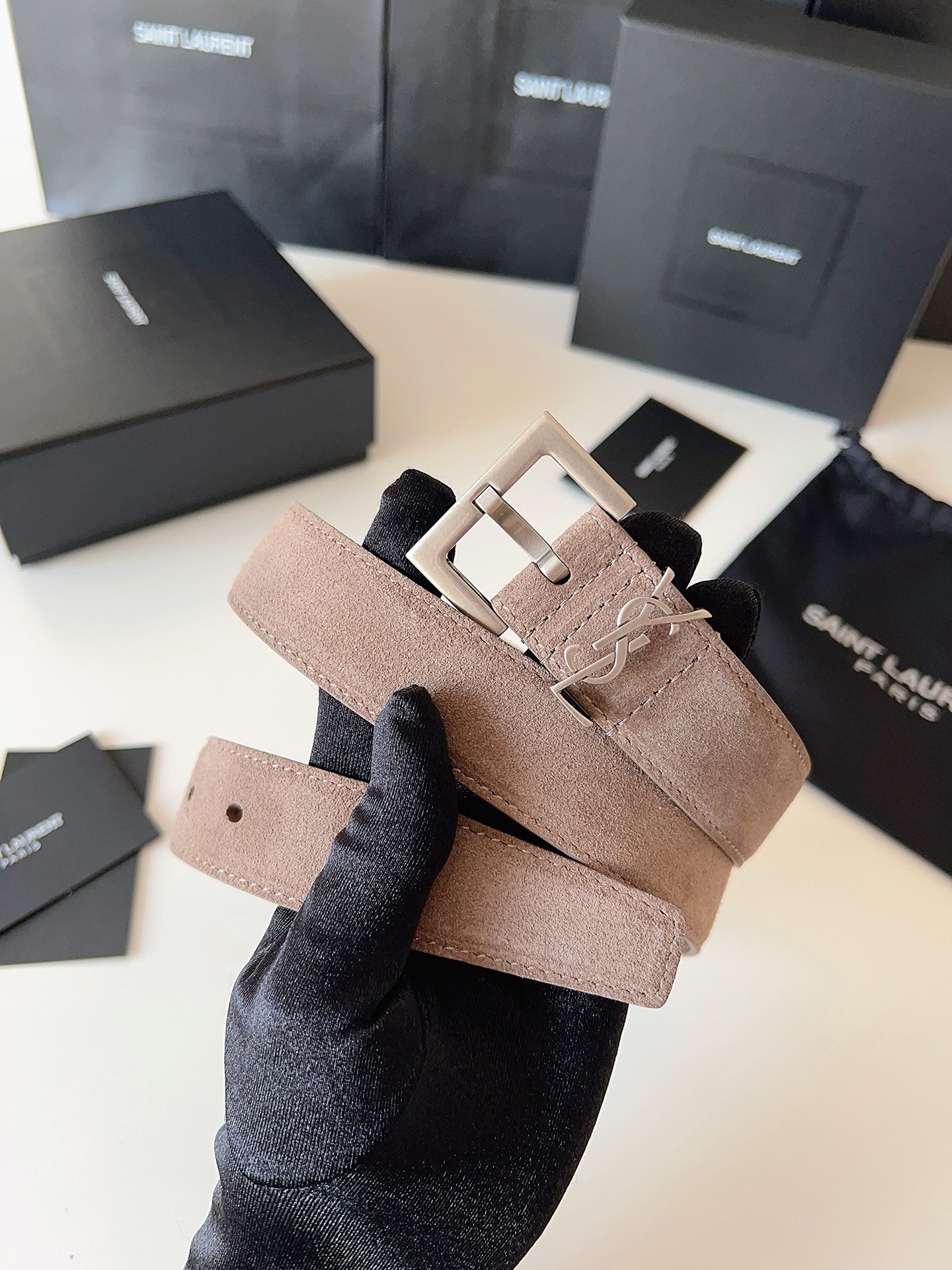 
ysl聖羅蘭2026女士新款腰帶，冬季爆款絨面原版皮，方形搭扣配以ysl標識腰帶環，女士冬季必備款，寬度3.0cm