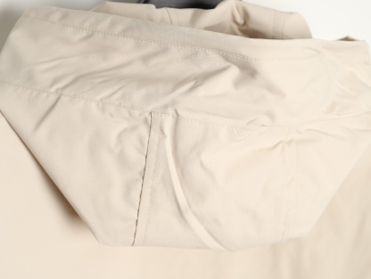 Stone Island/石頭島 24ss 手臂刺繡羅盤衝鋒衣外套
石頭島春季最熱單品 超級吸睛的一款衝鋒衣外套 一眼就能愛上 採用梭織防風防水面料 手感細膩順滑 寬松連帽的版型  水洗標一應俱全 細節滿滿的一款衝鋒衣 大廠代工 品質可靠 

-略帶復古感的機能衝鋒衣 城市徒步 戶外穿行都很出挑 男女都可以駕馭的一款潮流單品 
Color：黑色
A Size：S-XXL