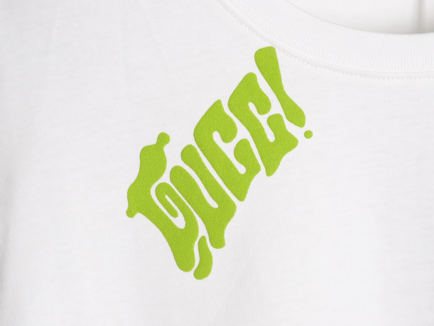 Gucci/古馳 25ss 綠色發泡印花短袖
GUCCI新款T恤採用重磅白色針織棉製成，通體檸檬綠Gucci刺繡倍添清新氣息。
A Size:S-XL