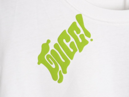 Gucci/古馳 25ss 綠色發泡印花短袖
GUCCI新款T恤採用重磅白色針織棉製成，通體檸檬綠Gucci刺繡倍添清新氣息。
A Size:S-XL