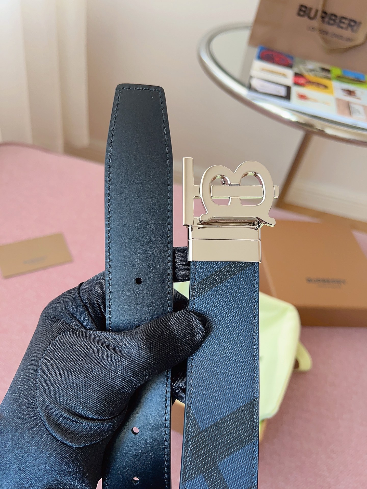 
Burberry博柏利品牌始終秉承傳統精髓，彰顯卓爾不凡的匠制工藝，優雅率性的英倫設計與銳意革新的時尚理念。3.5cm