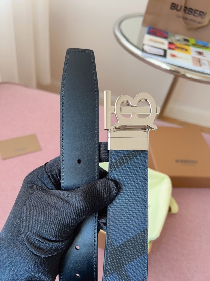 
Burberry博柏利品牌始終秉承傳統精髓，彰顯卓爾不凡的匠制工藝，優雅率性的英倫設計與銳意革新的時尚理念。3.5cm